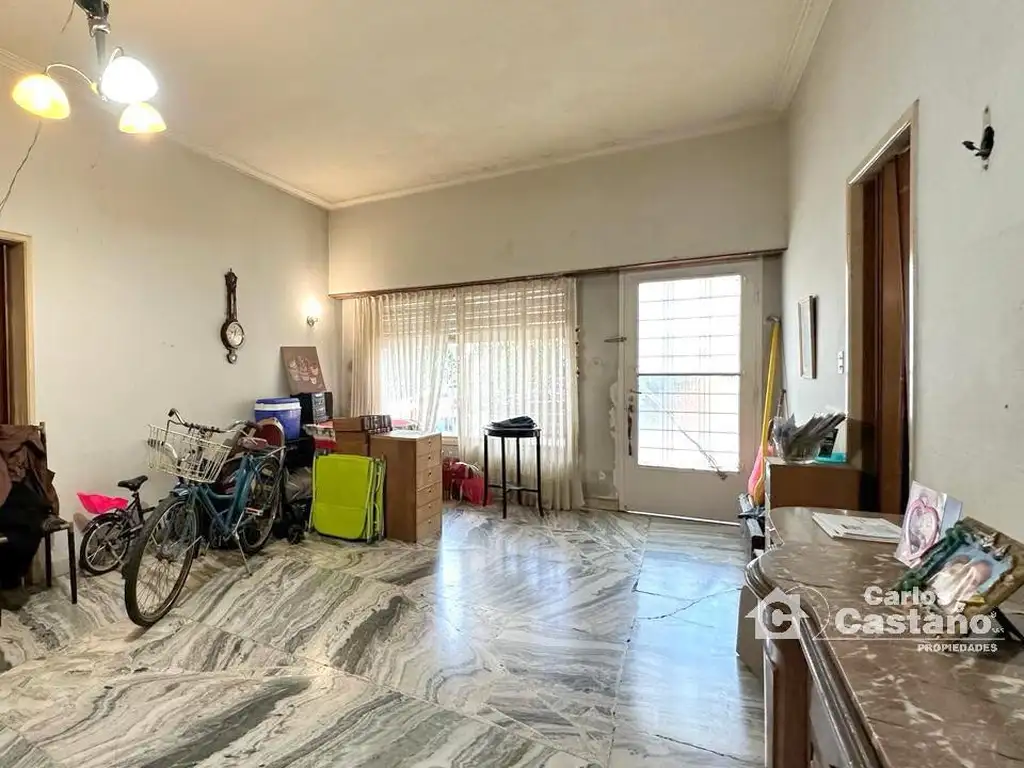 Chalet a Mejorar, 4 Amb. en Planta Baja con Jardín y Garaje, a 2/c de Av. Maipú