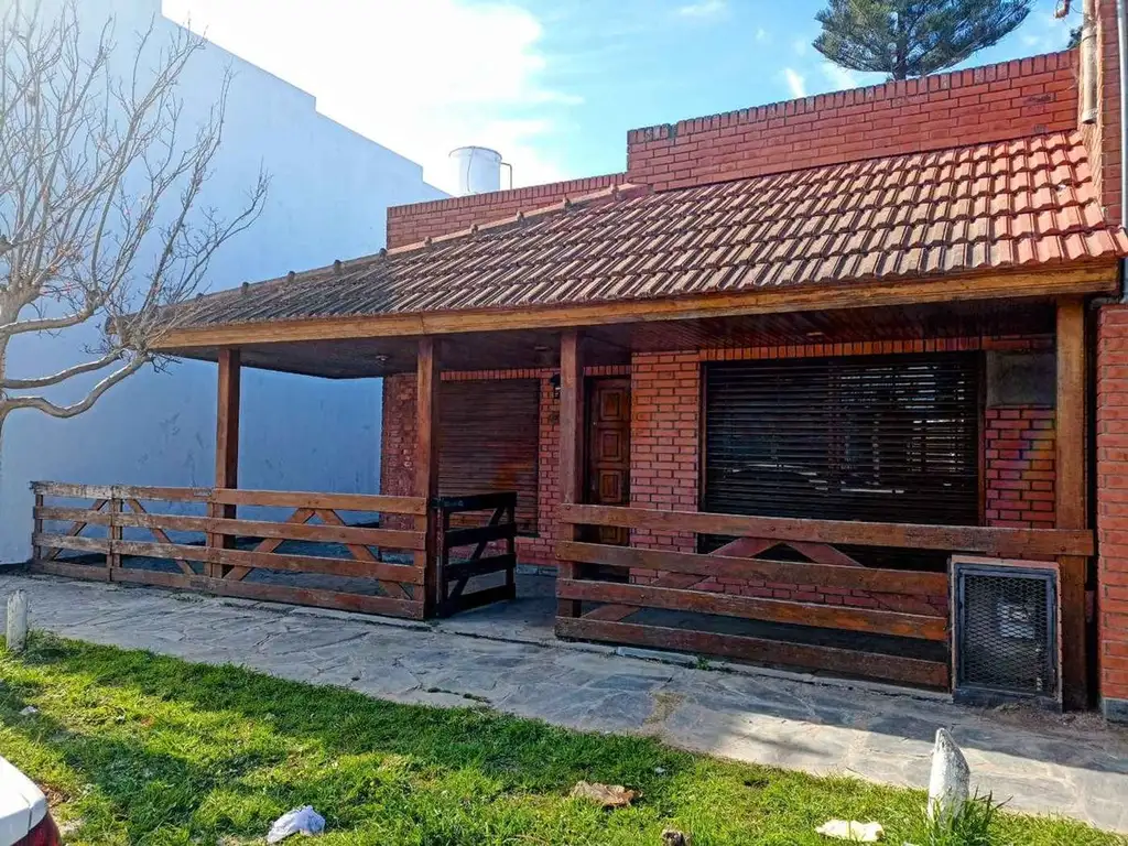 SE VENDE CASA , CALLE 39 ENTRE 125 Y 126 BERISSO