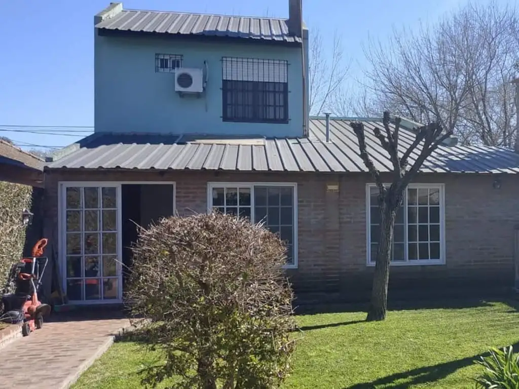 VENTA DE CASA CON PILETA, QUINCHO Y JARDIN