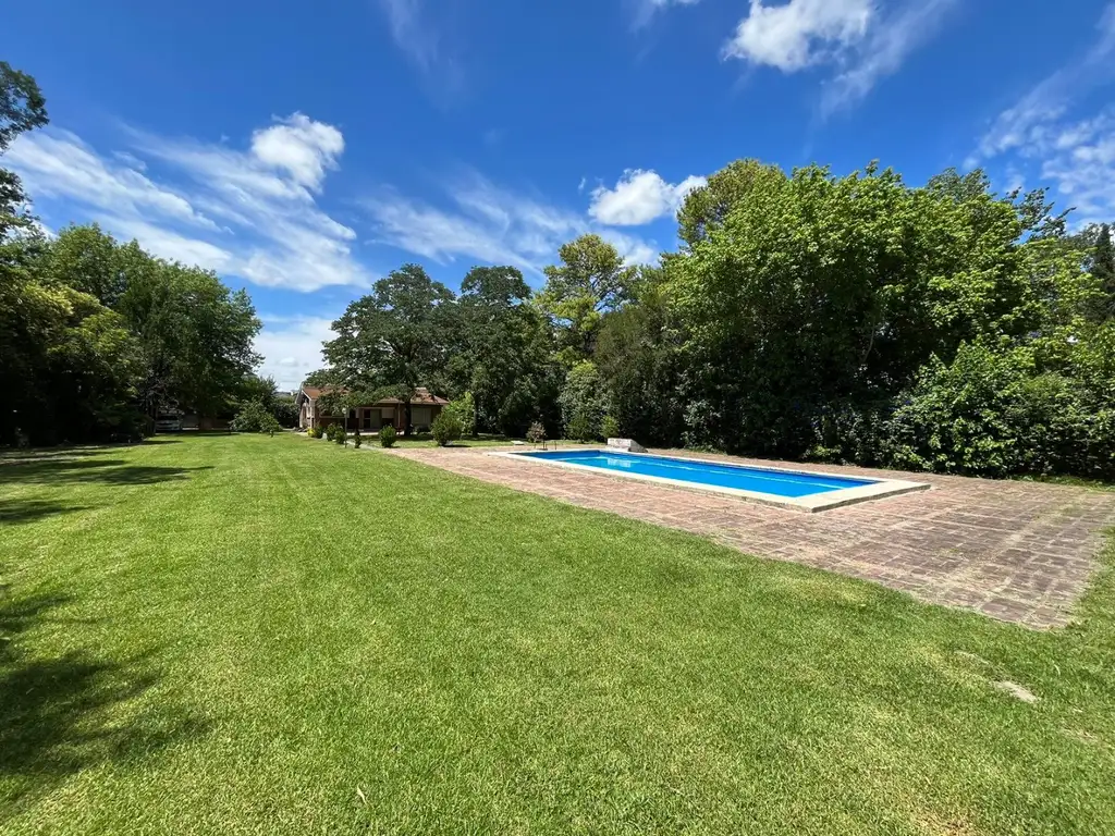 Casa quinta de 3 ambientes con lote de 3000 mst2 al aire libre , quincho , parrilla y piscina