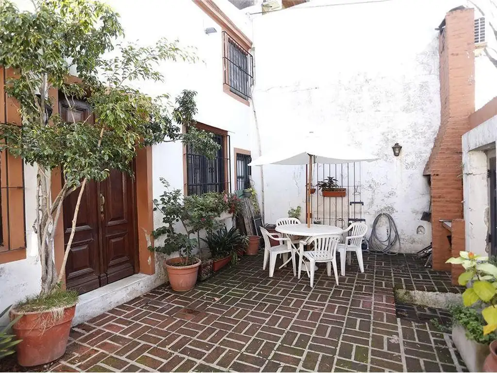 Casa 2 Plantas, 5 Ambientes, 160m2, Patio al Frente con Parrilla