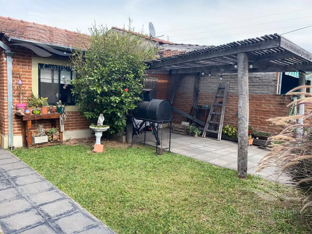 Casa -Jardín, Patio y Parrilla - Cochera Cubierta - 3/Tres ambientes - Altos de Pacheco