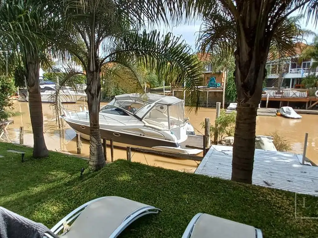 Casa en venta al río  Boat Center Tigre. Venta con renta.