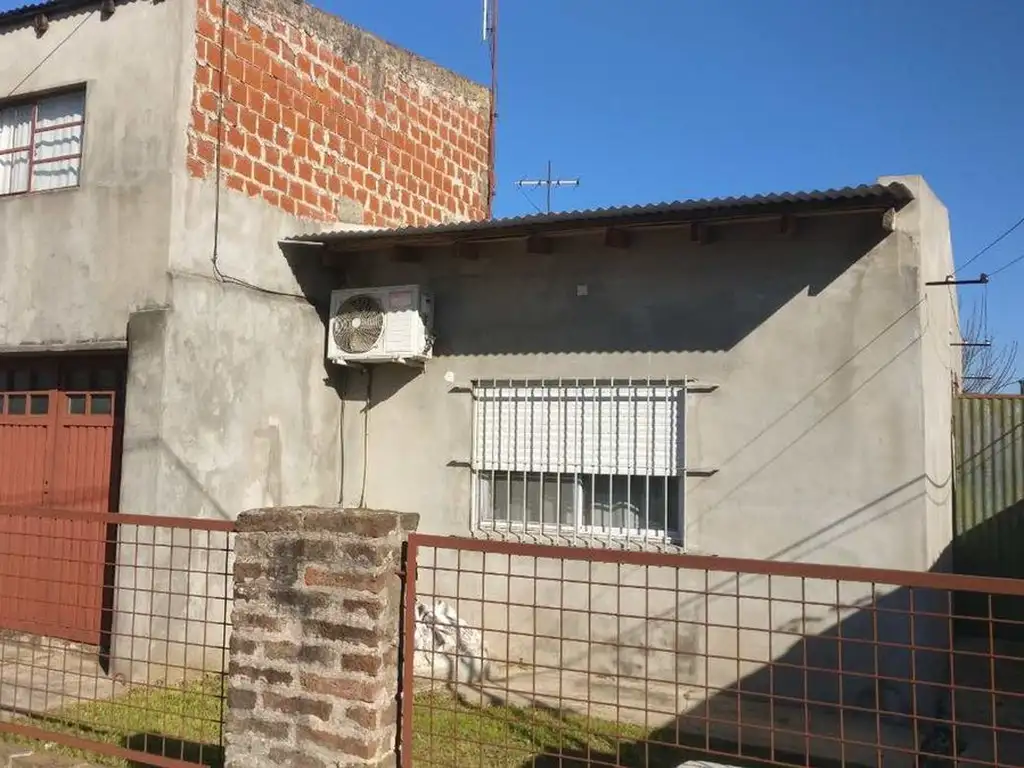 Venta Casa con Jardín Parquizado en Don Torcuato