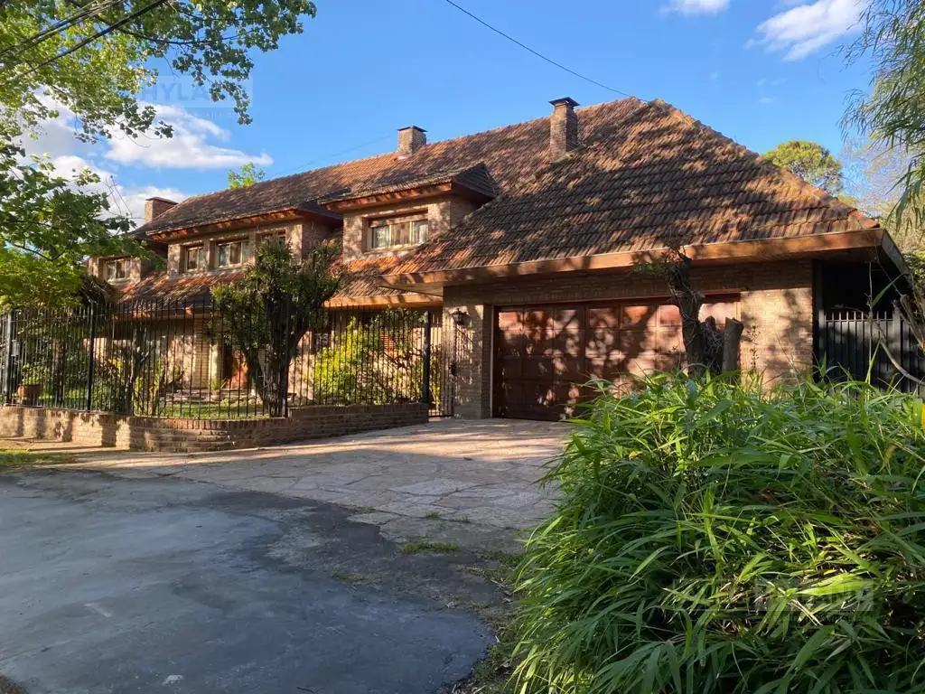 Casa de 3 plantas en venta en el corazón de Lomas Jockey, San Isidro