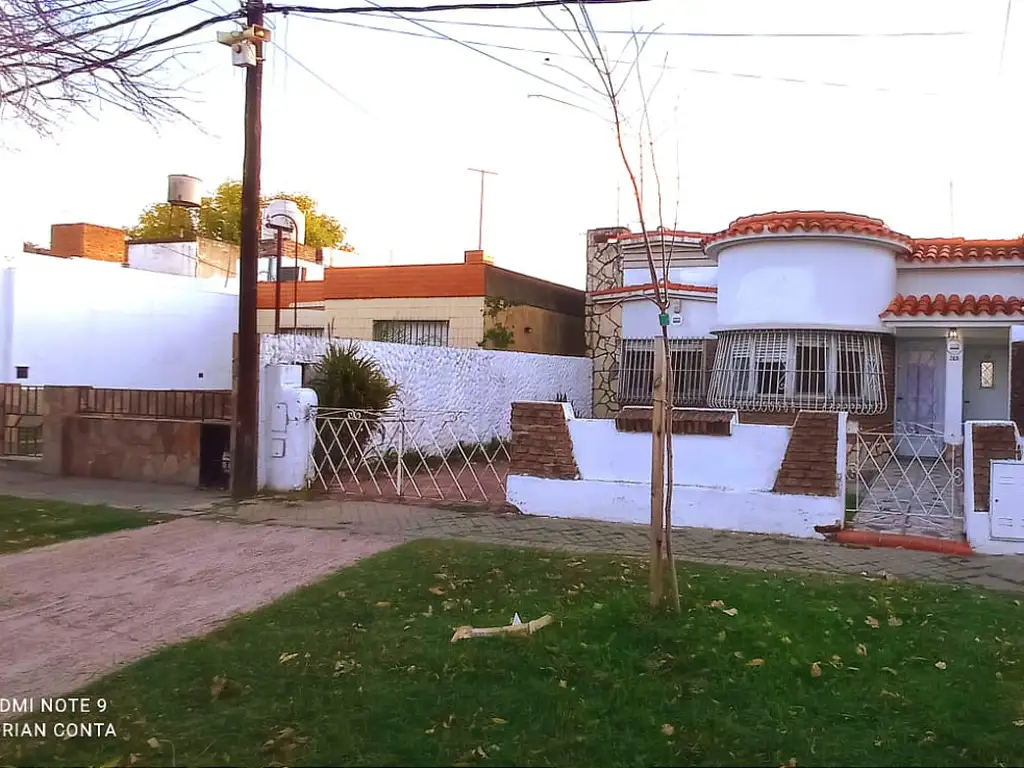 CASA CON INGRESO DE VEHÍCULO Y AMPLIO PATIO