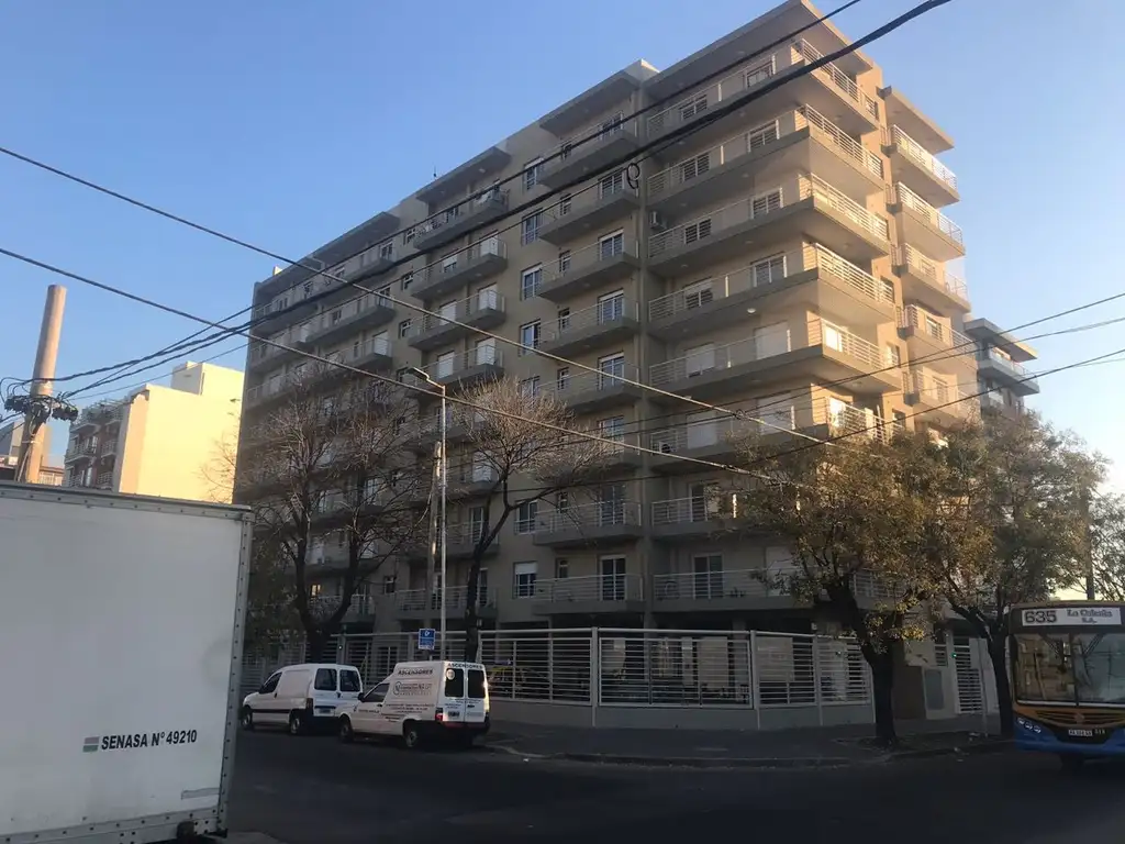 COCHERA EN EDIFICIO NUEVO A CUADRAS DE LA ESTACIÓN MORÓN