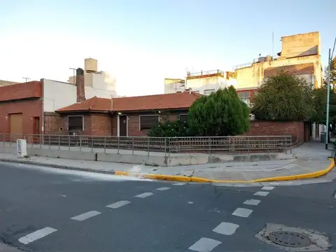 Casa Chalet  con jardin, cochera y quincho en Barracas