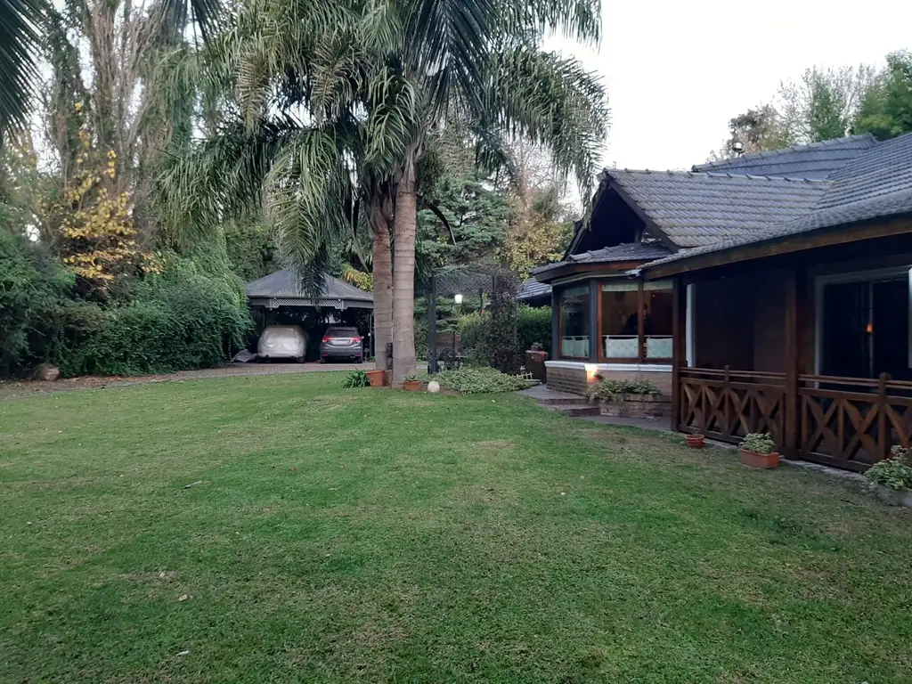 Casa quinta a la venta en Parque leloir. A metros de Martin Fierro