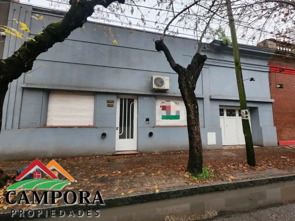 Casa en venta en el centro de Mercedes, para múltiples usos