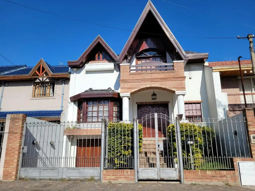 Excelente Chalet en Venta, en impecable estado.