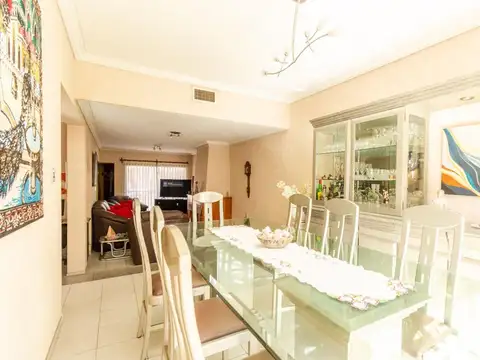 VENTA CASA 4 amb. Jardín Quincho Balcón Cochera 