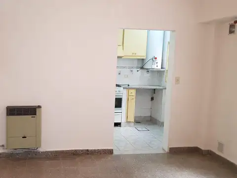 EXCELENTE DEPARTAMENTO 2 AMBIENTES CON 2 PATIOS PROPIOS DESCUBIERTOS.EDIFICIO DE 2 PISOS Y BAJAS EXP