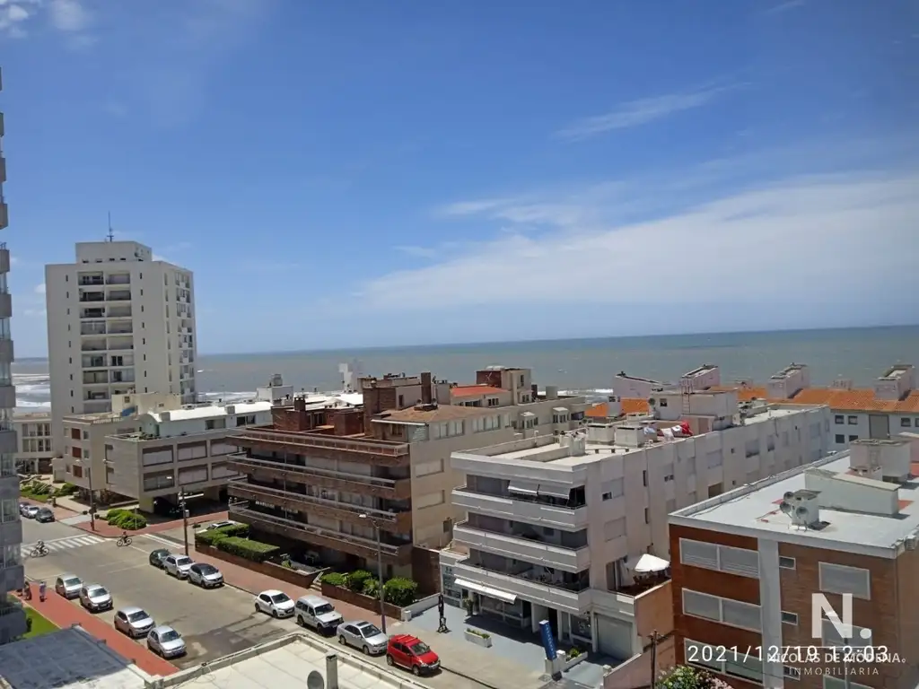 Apartamento en Peninsula. Edificio con mucama y piscina.