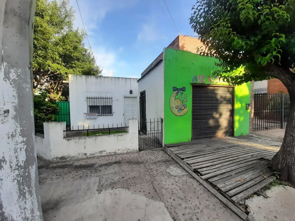 Vende. Casa y local. Derqui, excelente ubicación.