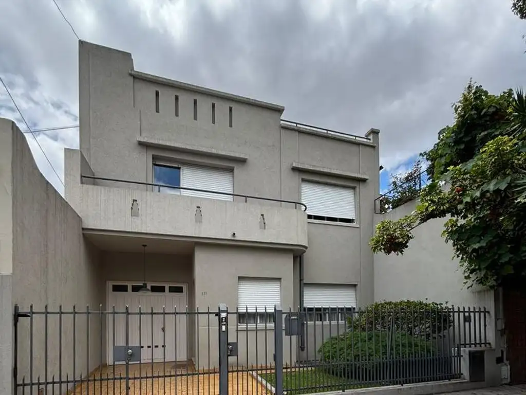 VENTA - CASA 5 AMBIENTES CON PATIO - VERSAILLES