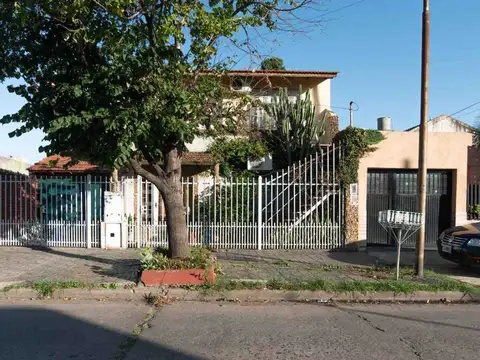 Casa de 2 plantas lote propio con jardín cochera