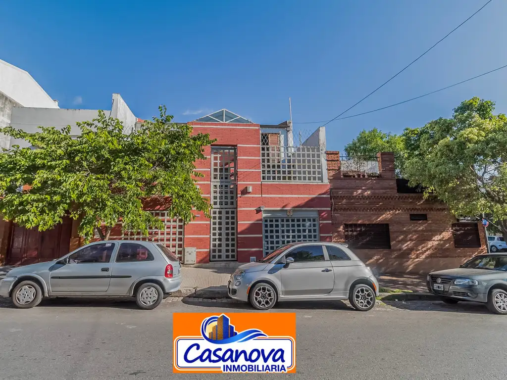 VENTA DE ESPECTACULAR CASA DE 200M2 - 5 AMBIENTES C/GARAGE, DEP. DE SERVICIO, PATIO Y JARDINES