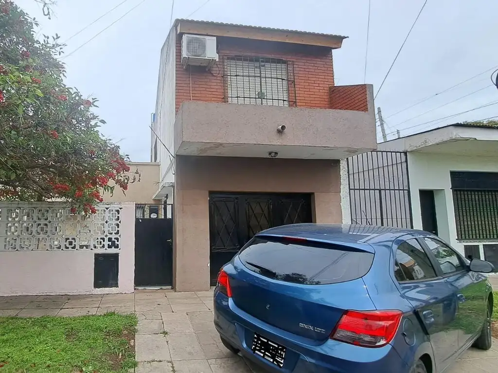 CASA EN 2 PLANTAS EN VENTA. MORON SUR