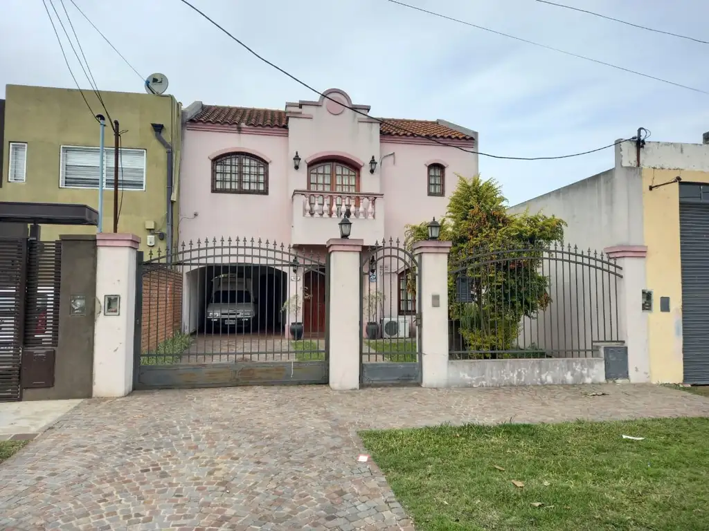 "MUY LINDA CASA AMERICANA"