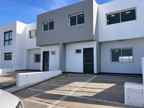 VENTA DUPLEX QUEBRADAS DE MANANTIALES FRENTE AREA VERDE