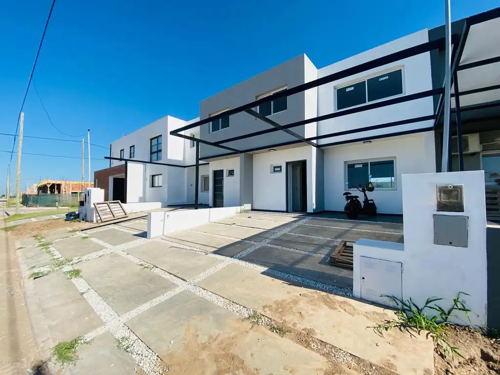 VENTA DUPLEX QUEBRADAS DE MANANTIALES FRENTE AREA VERDE