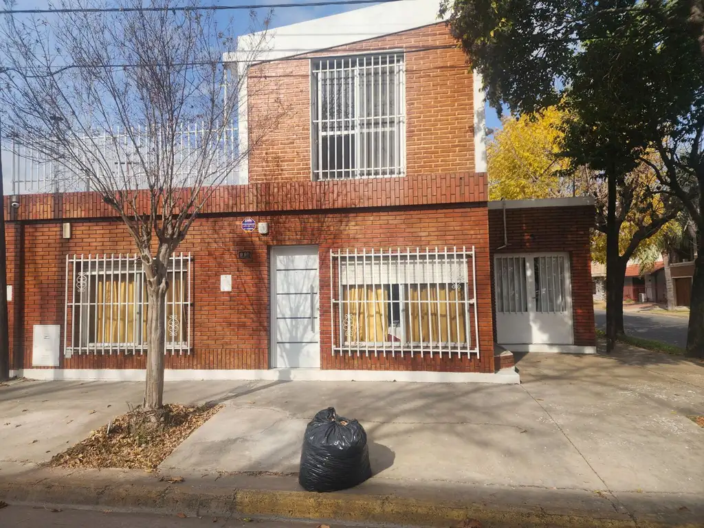 Vendo Casa Frente Hospital 3 dormitorios garage dependencias