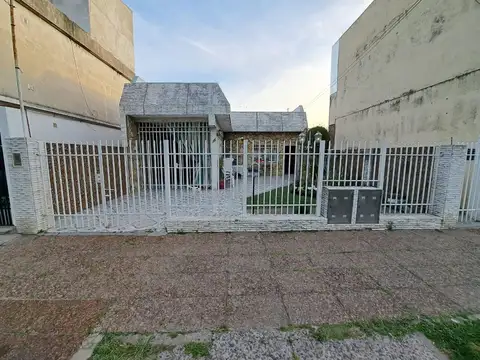 CASA EN VENTA 3 AMBIENTES CON JARDIN Y COCHERA