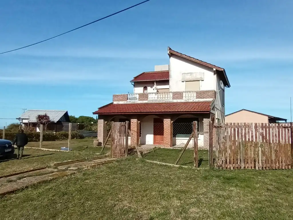 CASA EN DOS PLANTAS CON VISTA AL MAR, BARRIO SANTA ISABEL, TRES DORMITORIOS Y PARQUE.