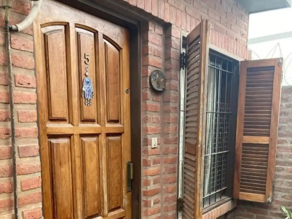 TRIPLEX DE CUATRO AMB. C/PATIO EN RAMOS MEJIA