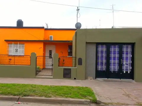 Venta, Belgrano 1800 - DOS PROPIEDADES,CASA DOS DORMITORIOS, MAS MONOAMBIENTE,  Amplio fondo libre!