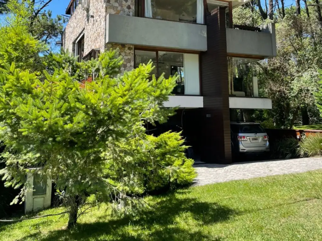 Casa en alquiler de 5 dormitorios c/ cochera en Mar de las Pampas