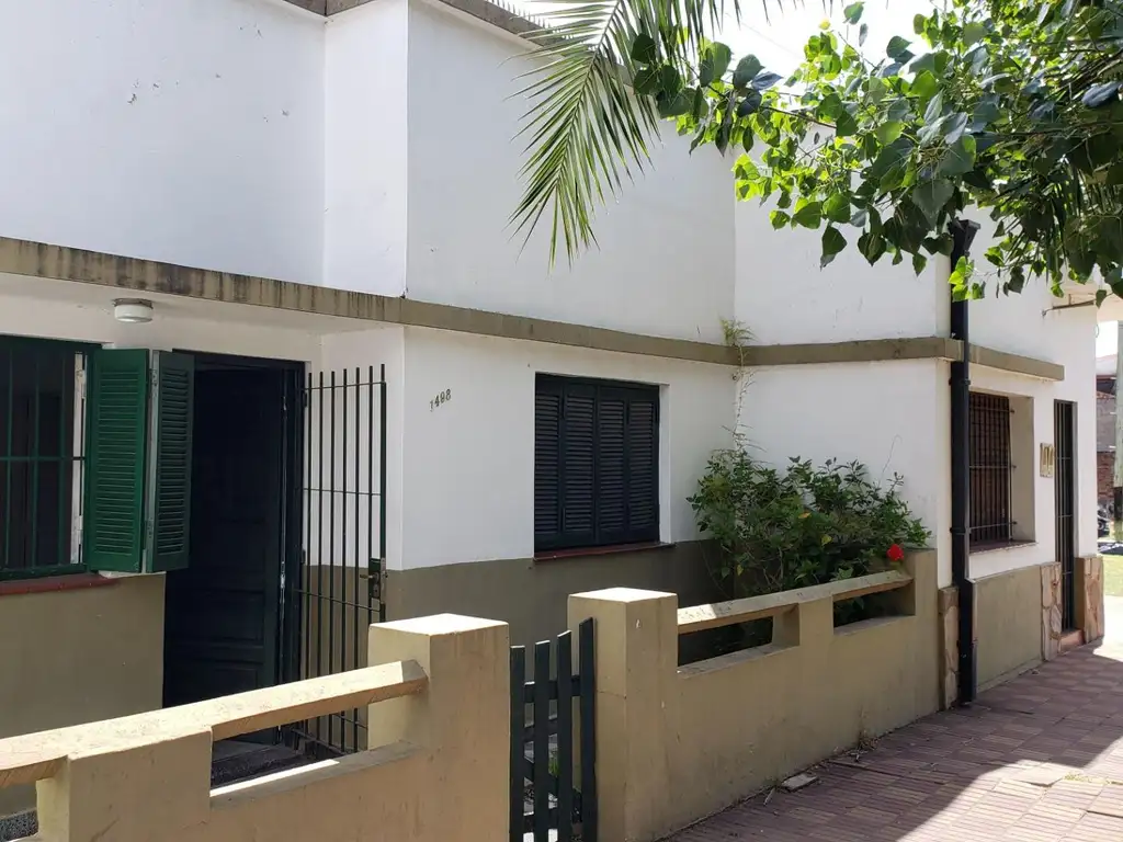 VENTA - DOS CASAS 3 AMB C/U C/GARAGE Y PATIO! BANFIELD