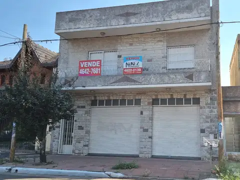 Casa con local comercial al frente, jardín y quincho