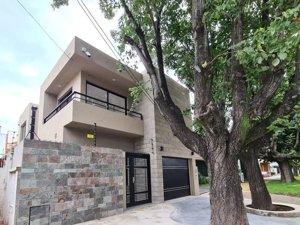 CASA EXTRENAR EN DOS PLANTAS 4 AMBIENTES. LOMITAS. REBAJADA!