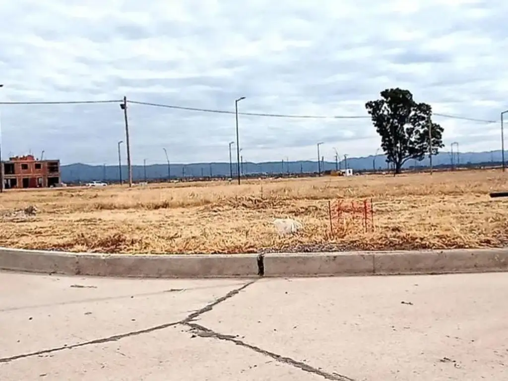 VENTA TERRENO ESQUINA,EN RINCONES DE MANANTIALES