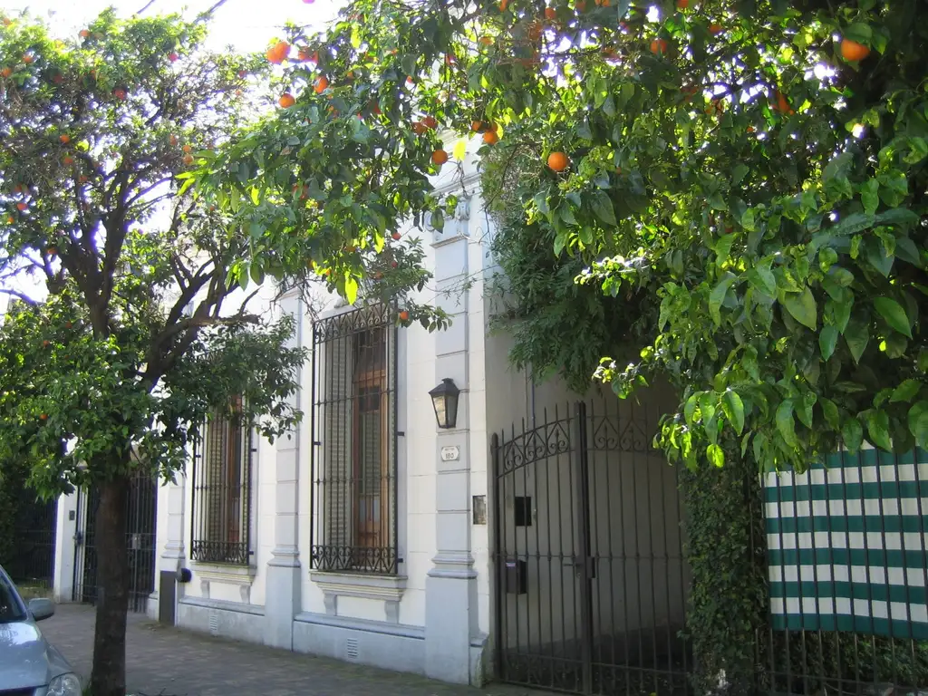 Casa Colonial en Venta - Martinez, (entre vias y Avenida Santa Fe - 3 dormitorios