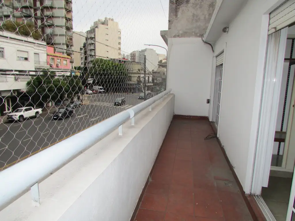 HERMOSO  PISO ÚNICO 4  AMB. USO PROFESIONAL - Por Escalera-  LISTO PARA HABITAR