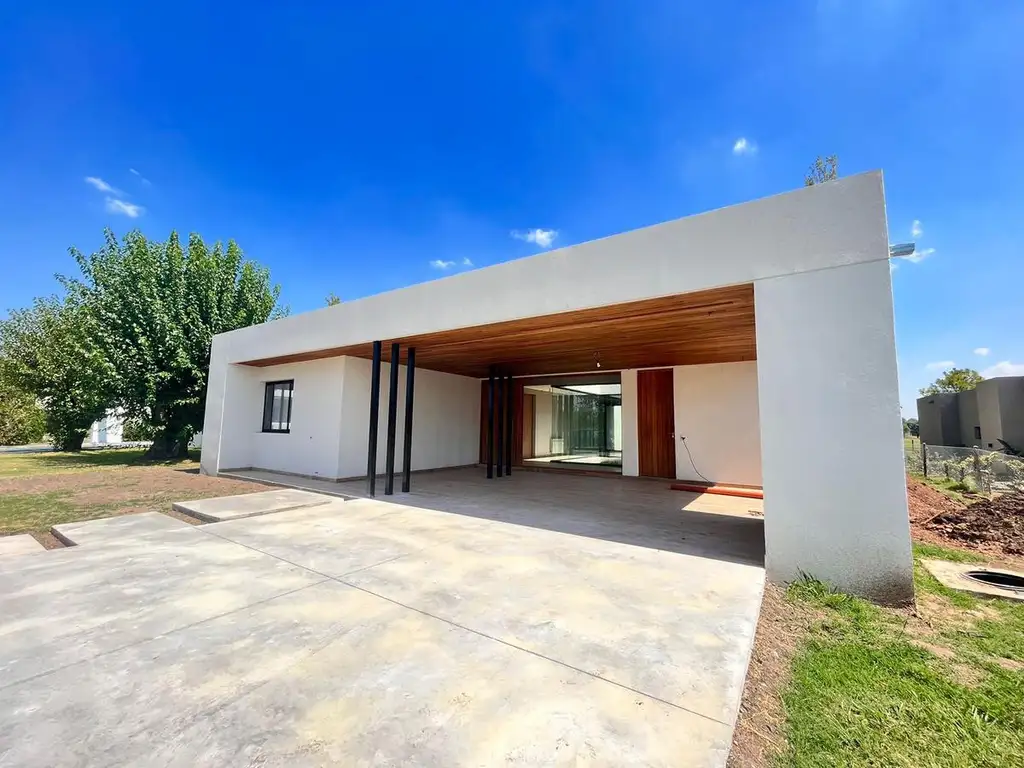 Venta casa de tres dormitorios en PB con galería y pileta - La Rinconada Ibarlucea