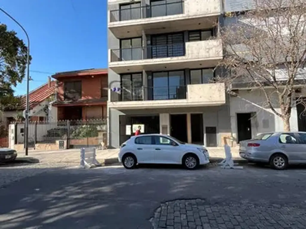 VENTA MONOAMBIENTE A ESTRENAR CON BALCON Y PARRILLA PROPIA EN FLORES.