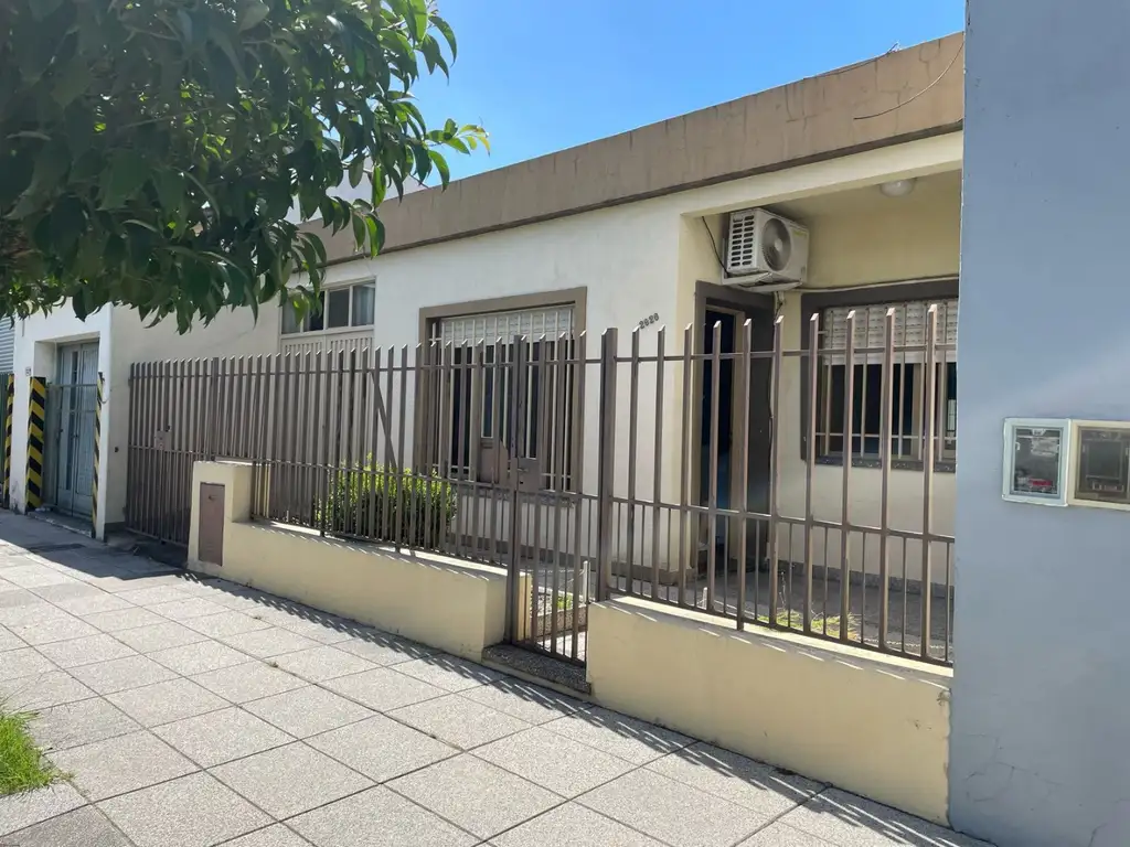 Casa en venta lote propio de 8.66 x 28 de epoca pero en muy buen estado con pileta