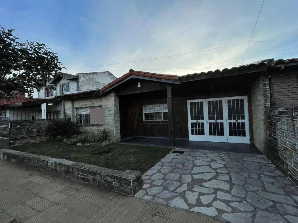 CHALET MORON SUR LOTE PROPIO BARRIO LOS OLIVOS