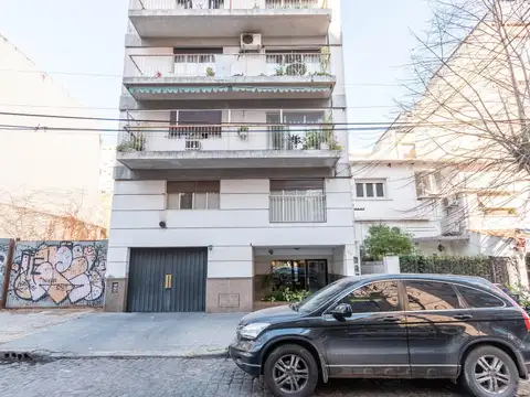 CÓMODO DEPARTAMENTO DE TRES AMBIENTES MAS DEPENDENCIAS EN PLENO CENTRO DE MARTÍNEZ.