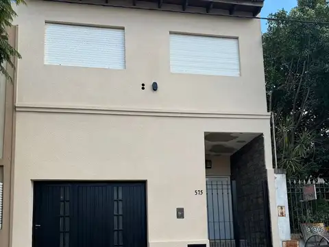 CASA EN VENTA CON PATIO PERGAMINO ZONA CENTRO