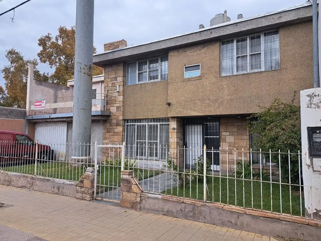 Venta Casa 3 Dormitorios 1 1/2 Baños en Dorrego.