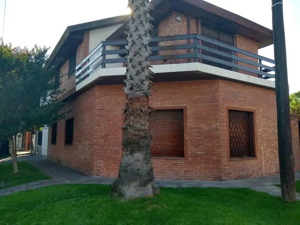 Chalet en 2 Plantas con 4 Dorm. a 1 Cuadra de Dardo Rocha con Piscina