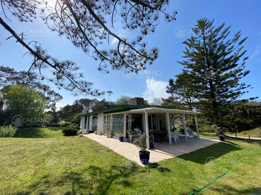 Casa a metros de playa mansa, Pinares