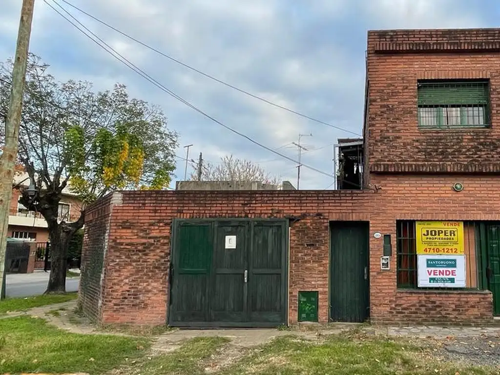 CASA P.H. FRENTE CON ENTRADA DE AUTO Y JARDIN Bo. MALVINAS