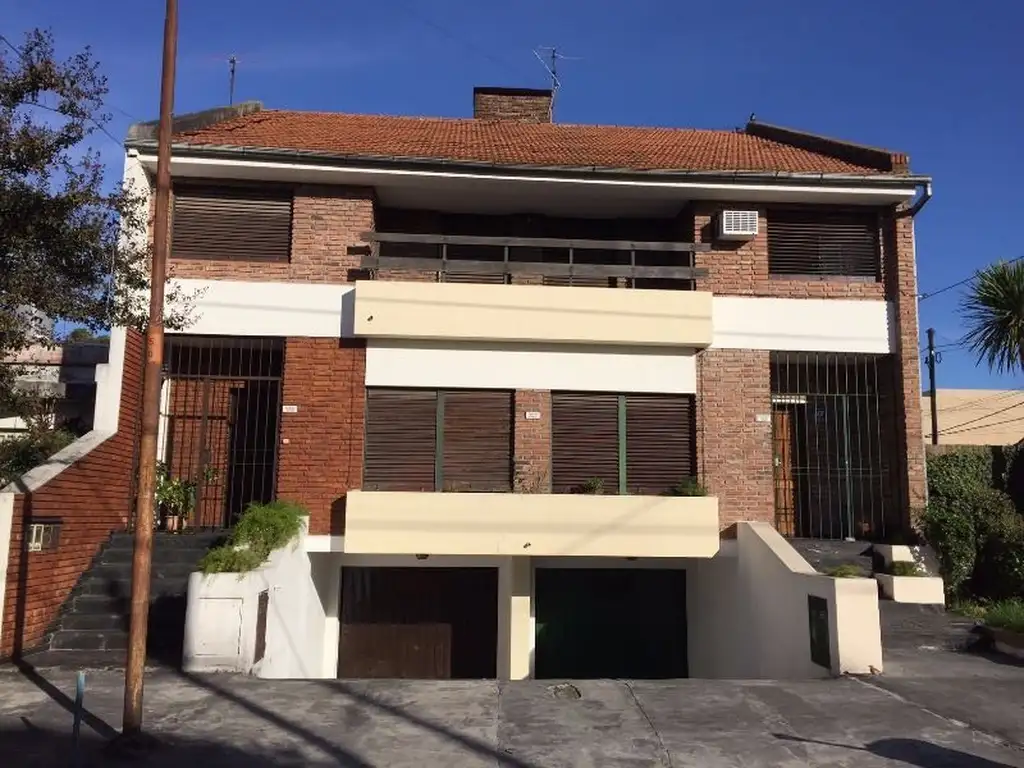 Triplex 5 amb, quincho, cochera