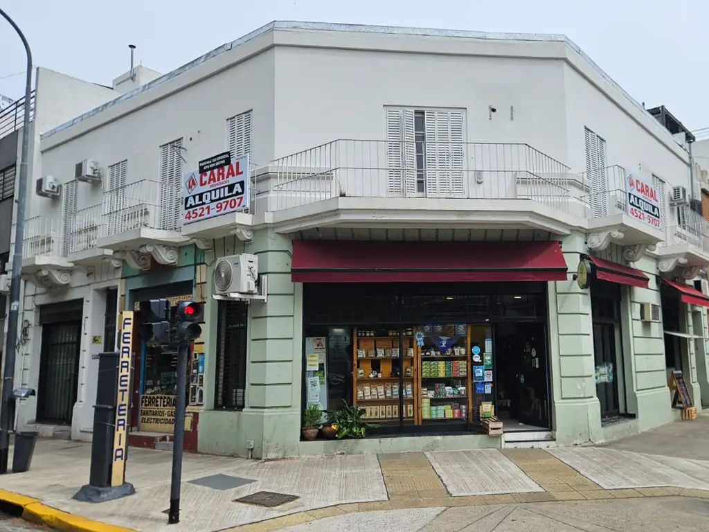 Piso único tipo casa, al frente con entrada independiente. Uso comercial, apto todo destino.